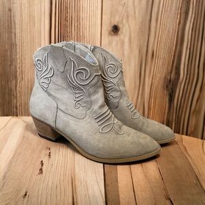 Size 10 short cowboy boots with heel